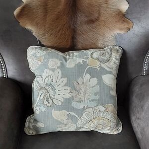 CRATE & BARREL  FLORAL & BOTANICAL  ACCENT PILLOW. 18"x18"